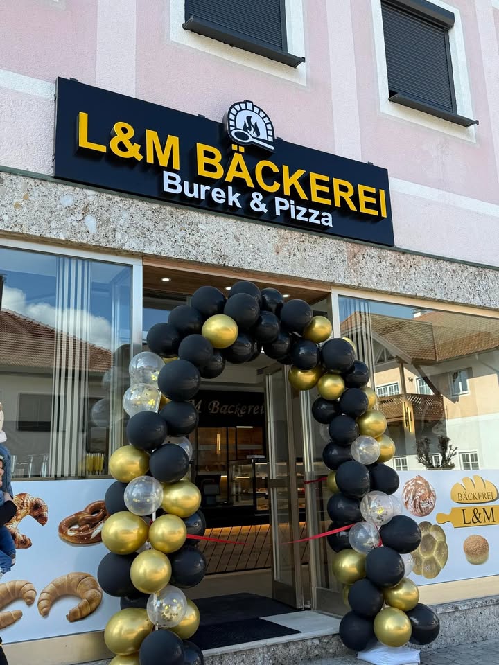 Die Fassade der L&M Bäckerei in der Marktstraße mit gold-schwarzem Schild