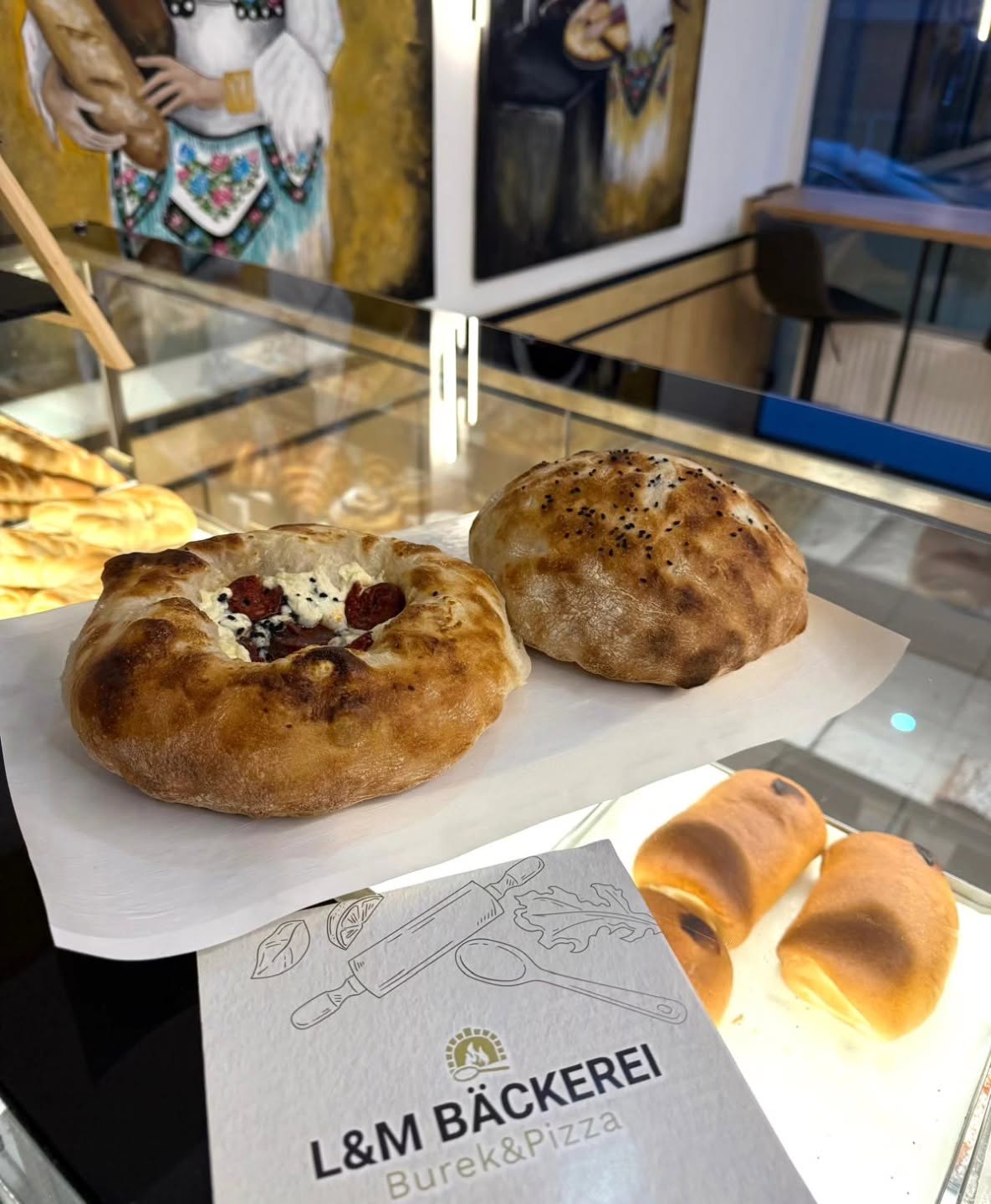 Frisch gebackene Pide und Fladenbrote auf der Theke der L&M Bäckerei