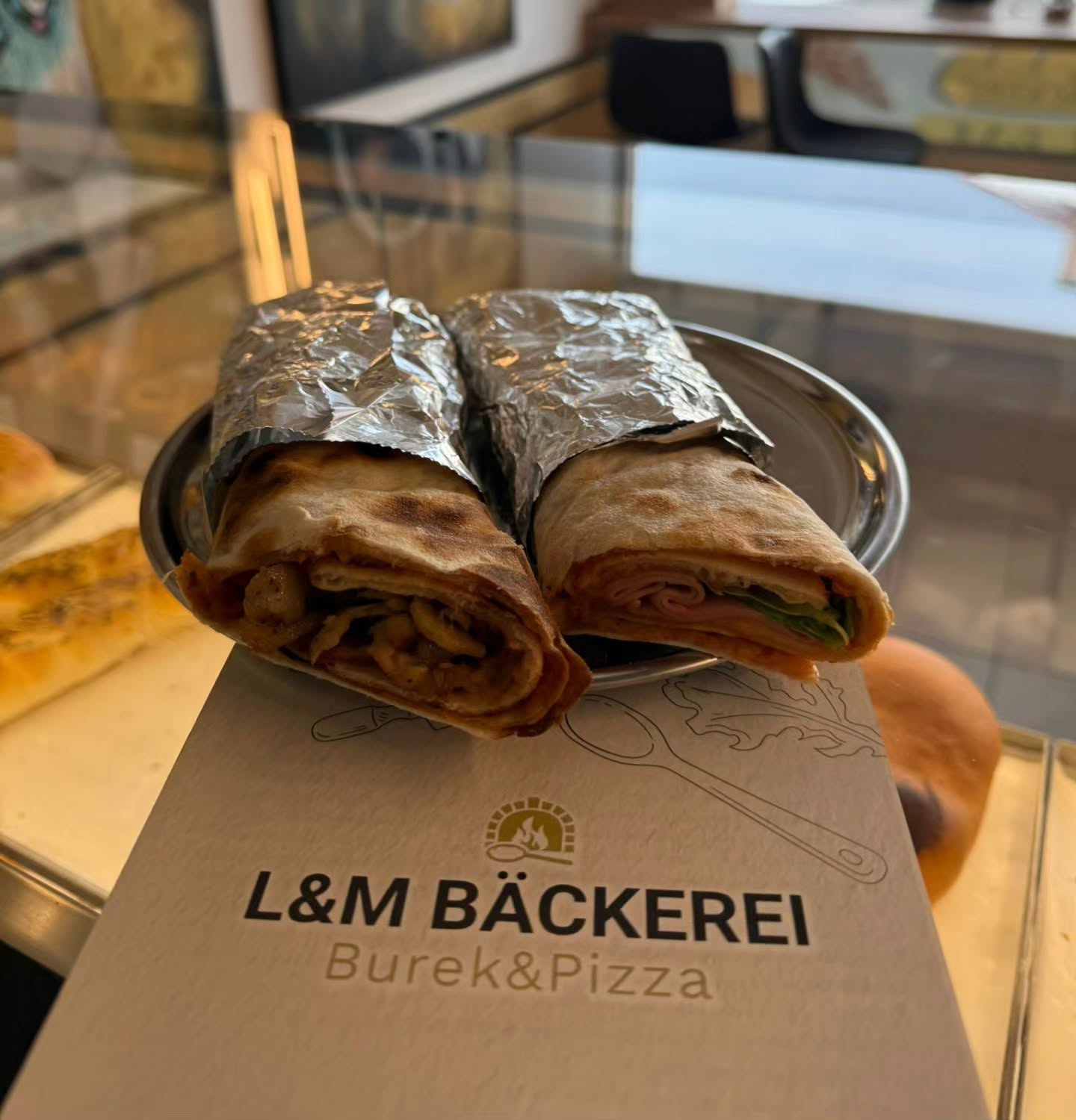 Zwei aufgeschnittene Tortilla-Wraps auf einem Teller an der Theke